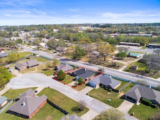 1400 Lakeside Ct, Lindale, TX 75771
