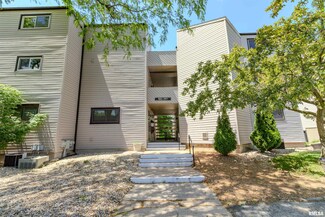 7239 N Lakeside Ct, Peoria, IL 61614