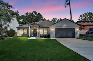 4 Hanover Ln, Panorama Village, TX 77304