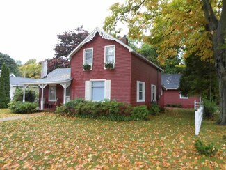 302 S Main St, Leland, MI 49654