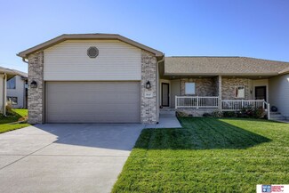 9147 Round Hill Dr, Lincoln, NE 68526