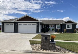 1121 27th St NE, Watertown, SD 57201