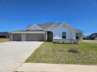 681 Kayla Marie St, Prairie Grove, AR 72753