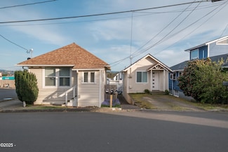 443 SW 7th St, Newport, OR 97365