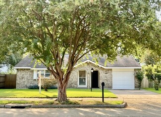 13419 Greenway Dr, Sugar Land, TX 77498