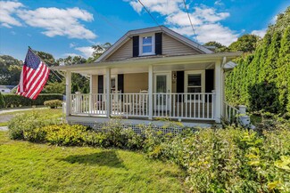 33 Oakwood Ave, Falmouth, MA 02540