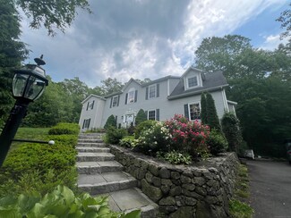 2 Abbey Ln, Newtown, CT 06470