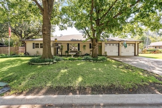 305 SW Dian St, Burleson, TX 76028