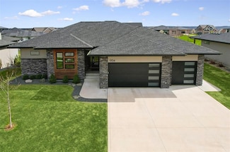 9154 Moonseed Ct, West Des Moines, IA 50266