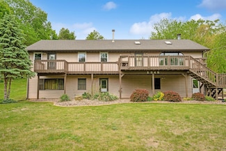 2345 W 32nd St, Dubuque, IA 52001