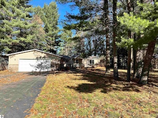 2580 W Nestel Rd, Prudenville, MI 48651