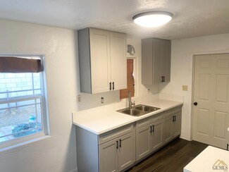 930 Jeffrey St, Bakersfield, CA 93305