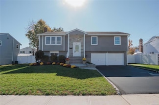 4 Splitrail Place, ComMacK, NY 11725