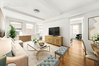 333 E 43rd St Unit 910, New York, NY 10017