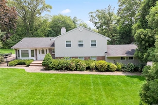 21 Kodiak Dr, Woodbury, NY 11797