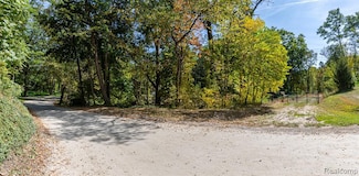 10516 Merrill Dr, Tyrone Township, MI 48430