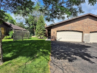 1021 Yuma Ln N, Plymouth, MN 55447