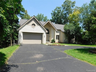 5918 Glen Eagles Dr, West Bloomfield, MI 48323