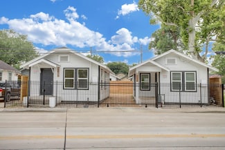6107 N Main St, Houston, TX 77009