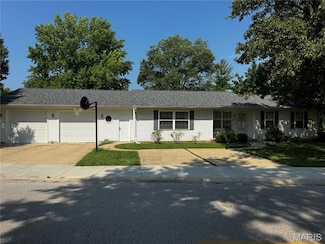 1215 Butternut Dr, Greenville, IL 62246