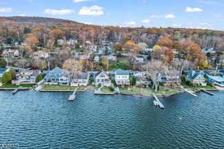 59 Forest Lake Dr, Hewitt, NJ 07421