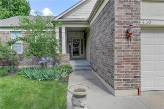 430 S Indian Wells Dr, Olathe, KS 66061