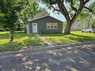 805 5th St, Centralia, KS 66415