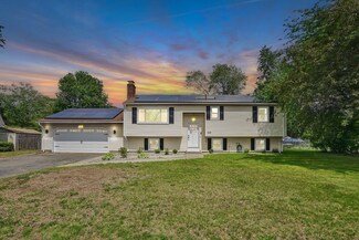 216 Pineview Cir, Agawam, MA 01001