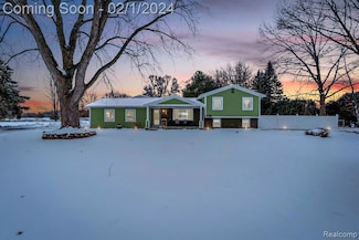 2379 Grove Park Rd, Fenton, MI 48430