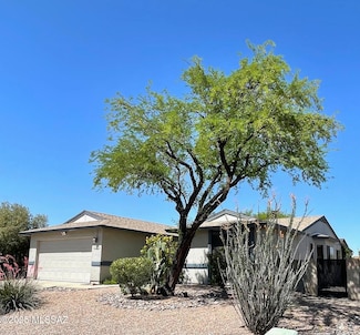5921 N Moonbrook Rd, Tucson, AZ 85741
