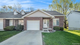 1204 E Oak Dr, Fenton, MI 48430