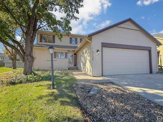 5725 SW Quail Cove Cir, Topeka, KS 66614