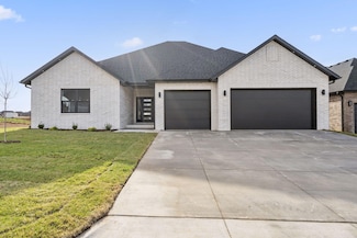 2048 N Sun Valley Dr, Springfield, MO 65802