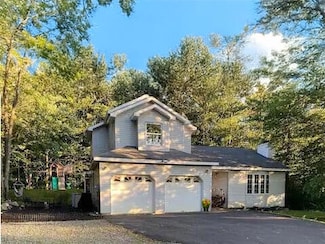 106 Black Bear Ln, Tobyhanna, PA 18466