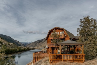 1099 US Highway 89 S, Gardiner, MT 59030