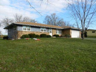 8556 E Valley View Dr, Stillman Valley, IL 61084