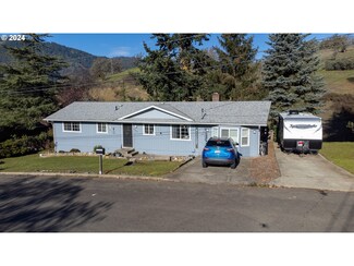 1345 NE Janet Ln, Myrtle Creek, OR 97457