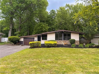837 Pinecrest Rd, Girard, OH 44420