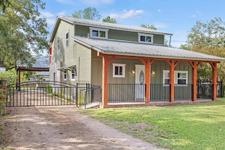313 W Hackberry St, Fredericksburg, TX 78624