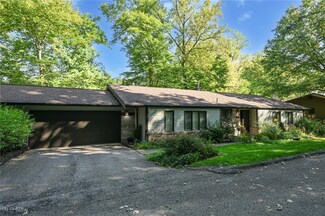 6873 Woodwalk Dr, Brecksville, OH 44141