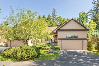 42 Nursery Ln, Syracuse, NY 13210