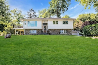14 Tudor Dr, Northport, NY 11768