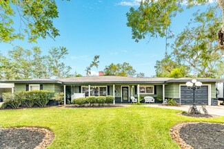610 Magnolia St, Lake Jackson, TX 77566
