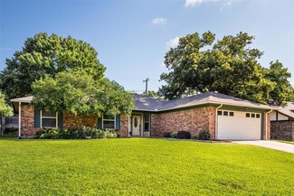 320 Northglen Dr, Hurst, TX 76054