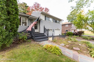10 Greenock Rd, Delmar, NY 12054