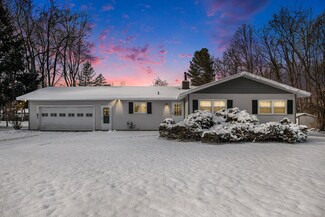 829 Glenview Dr, Plainwell, MI 49080