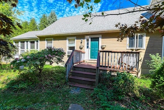 15 Hemlock Ct, Newfields, NH 03856