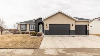 5005 Mellowsun Dr, Bismarck, ND 58503