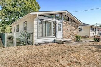 2863 Burnside St, Akron, OH 44312