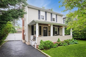 3 Coles St, Glen Cove, NY 11542